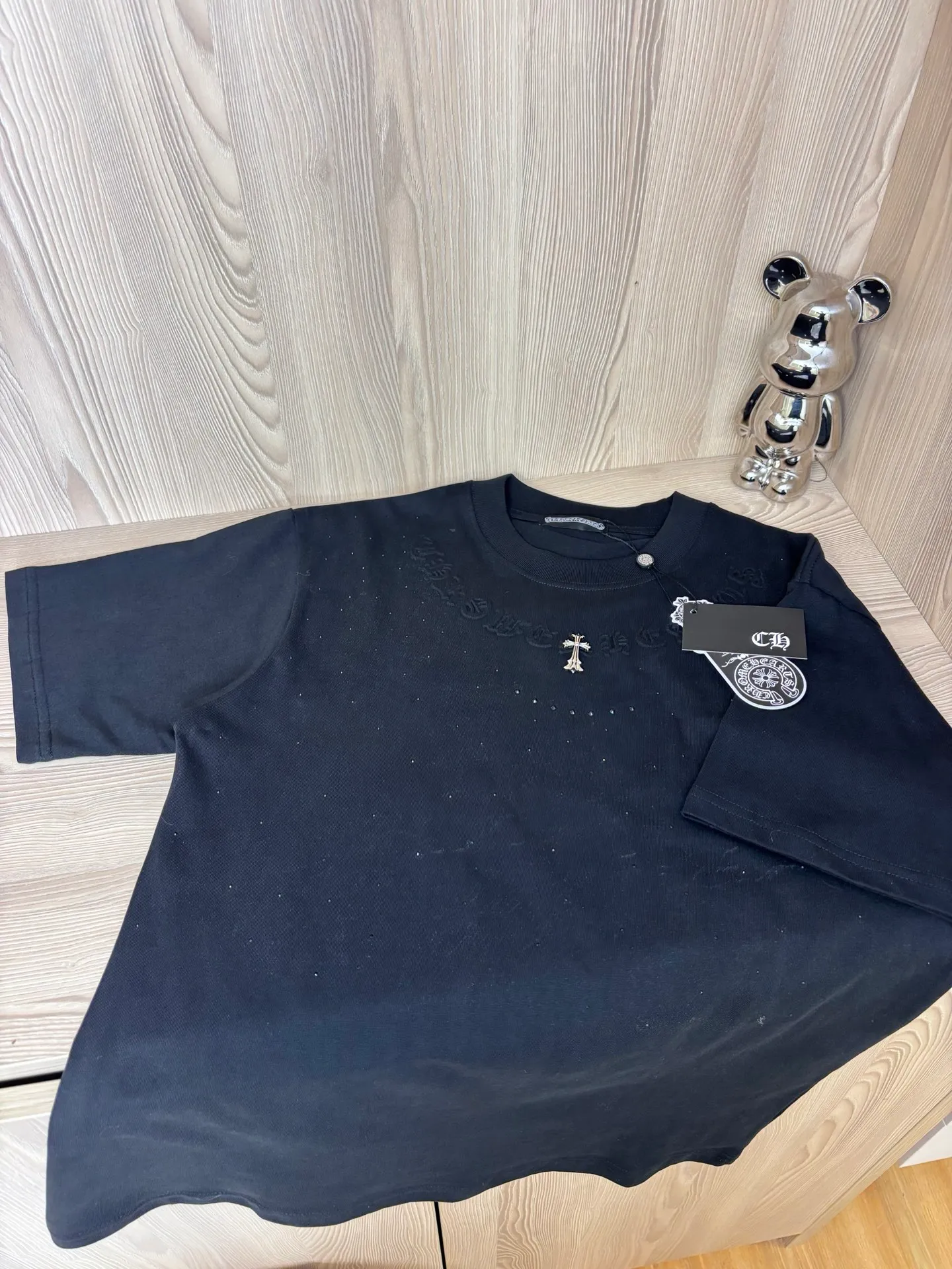 P150 Style number: DC 68# Chrome Hearts Chrome Hearts embossed logo on the chest + hot-drilled baby's breath short-sleeved T-shirt 280 grams of pure cotton double-sand fabric All fabrics have been shrunk in advance Quality first What you see is what you get The pattern will not change after one wash Distinguish some disposable clothes in the market Three labels Complete packaging All restored to the original version Customized Same style for men and women A more classic version The pattern is very unique 💕 Color: Black Size: S-XL (Picture 9⃣️Size chart)
